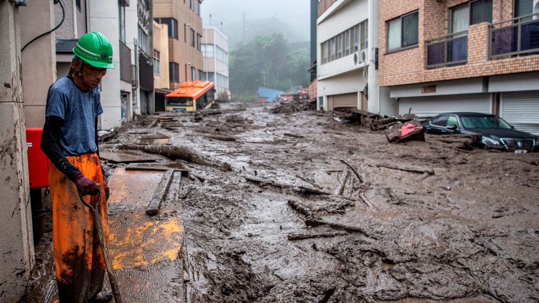 Los equipos de rescate buscan a personas desaparecidas en el lugar donde se produjo un deslizamiento de lodo el 4 de julio en Atami, Shizuoka, Japón.