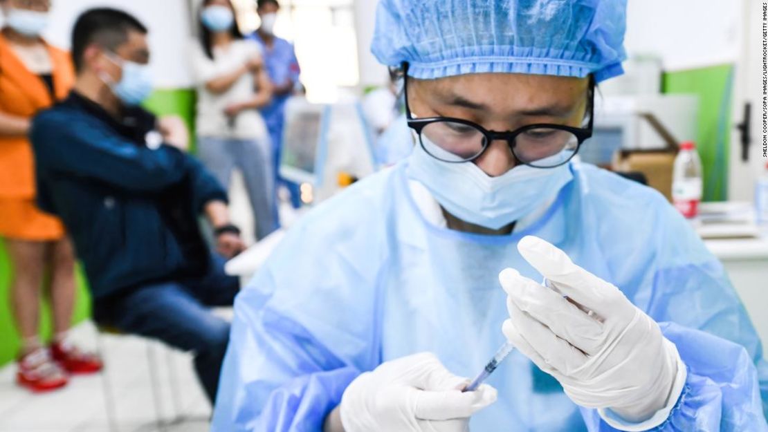 Un trabajador de la salud en China se prepara para administrar una dosis de la vacuna Sinopharm.