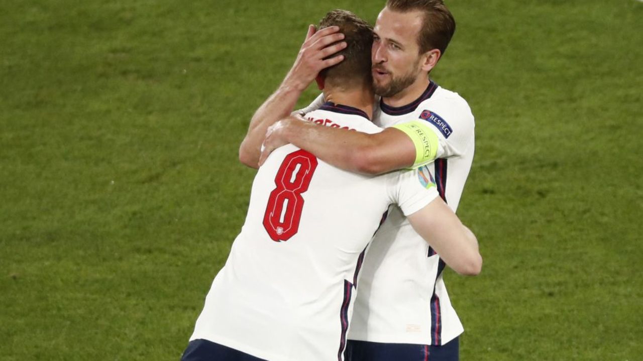 England's midfielder Jordan Henderson (08) celebrates with England's forward Harry Kane after scoring the team's fourth goal during the UEFA EURO 2020 quarter-final football match between Ukraine and England at the Olympic Stadium in Rome on July 3, 2021. (Photo by ALESSANDRO GAROFALO / POOL / AFP)