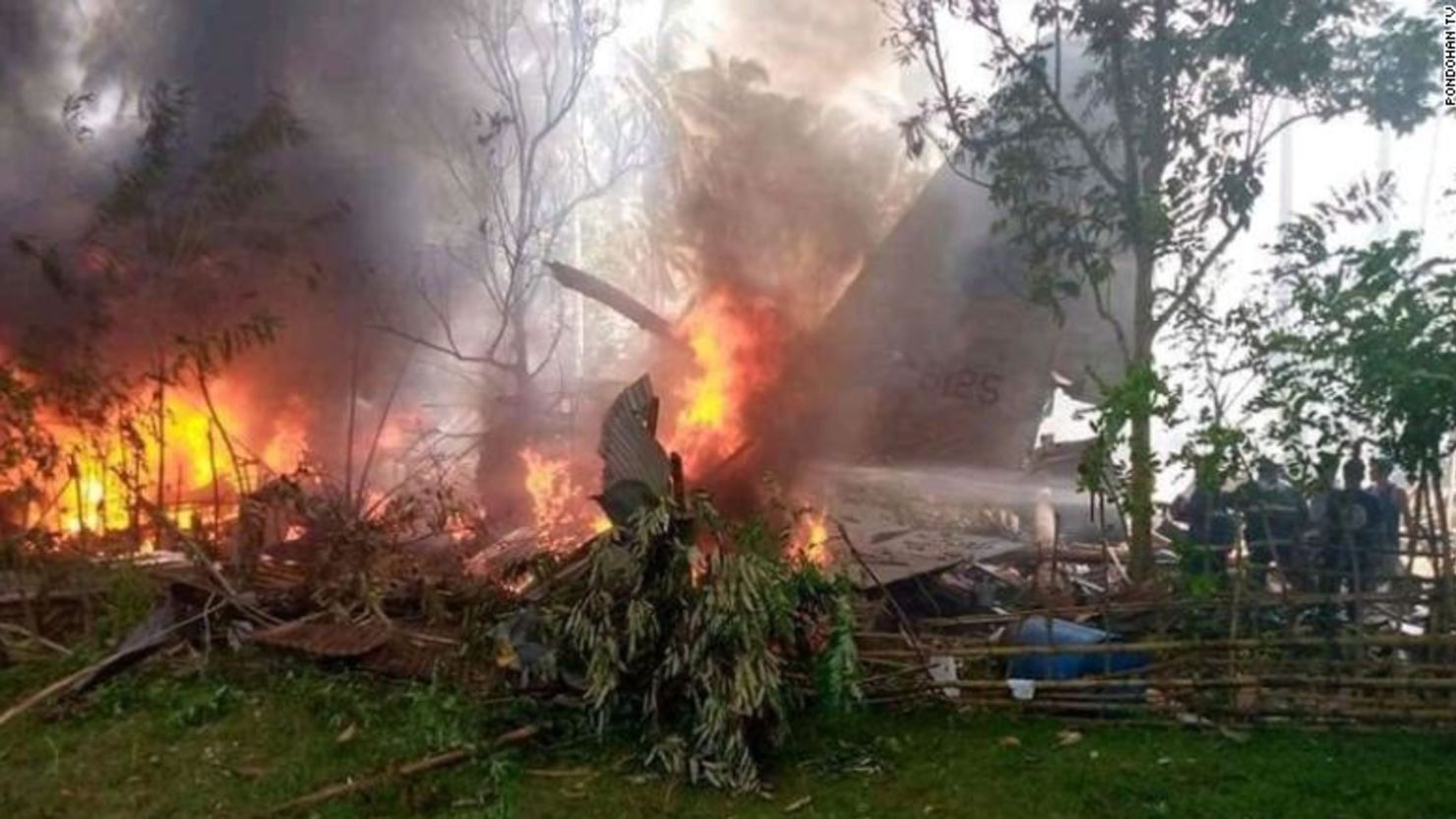 Los restos en llamas de un avión militar filipino que se estrelló en Jolo, provincia de Sulu, el 4 de julio de 2021.