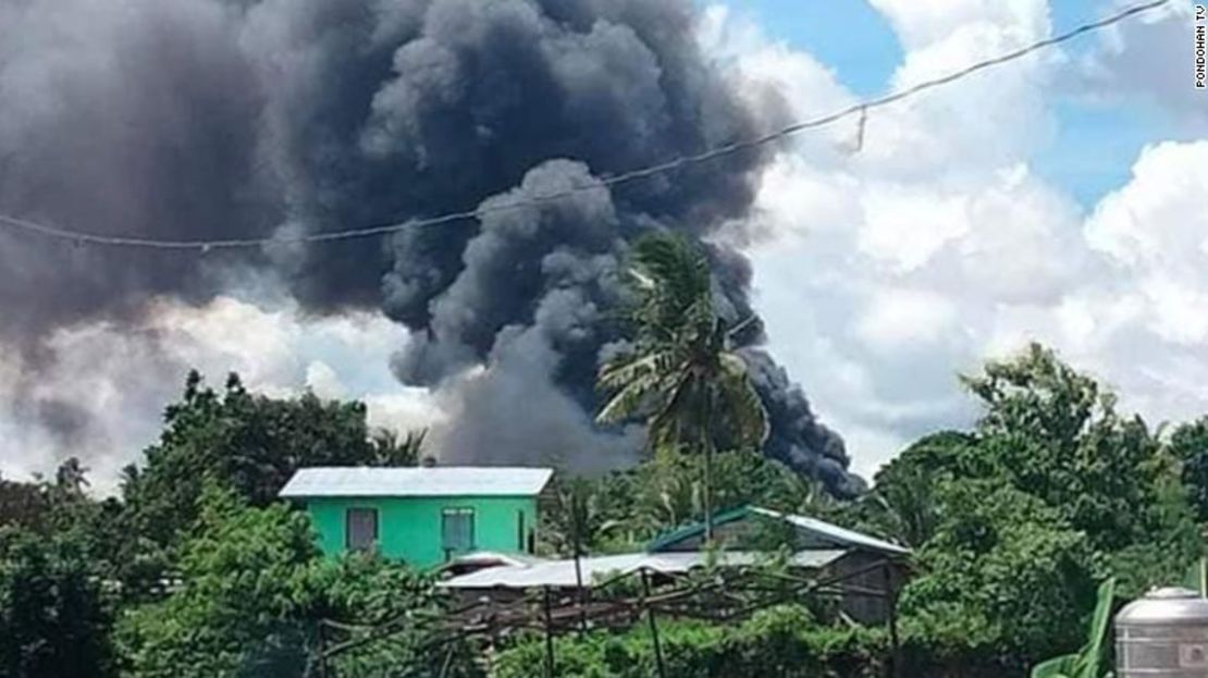El humo sale del lugar del accidente en el pueblo de Patikul, Jolo, en el sur de Filipinas, el 4 de julio de 2021.