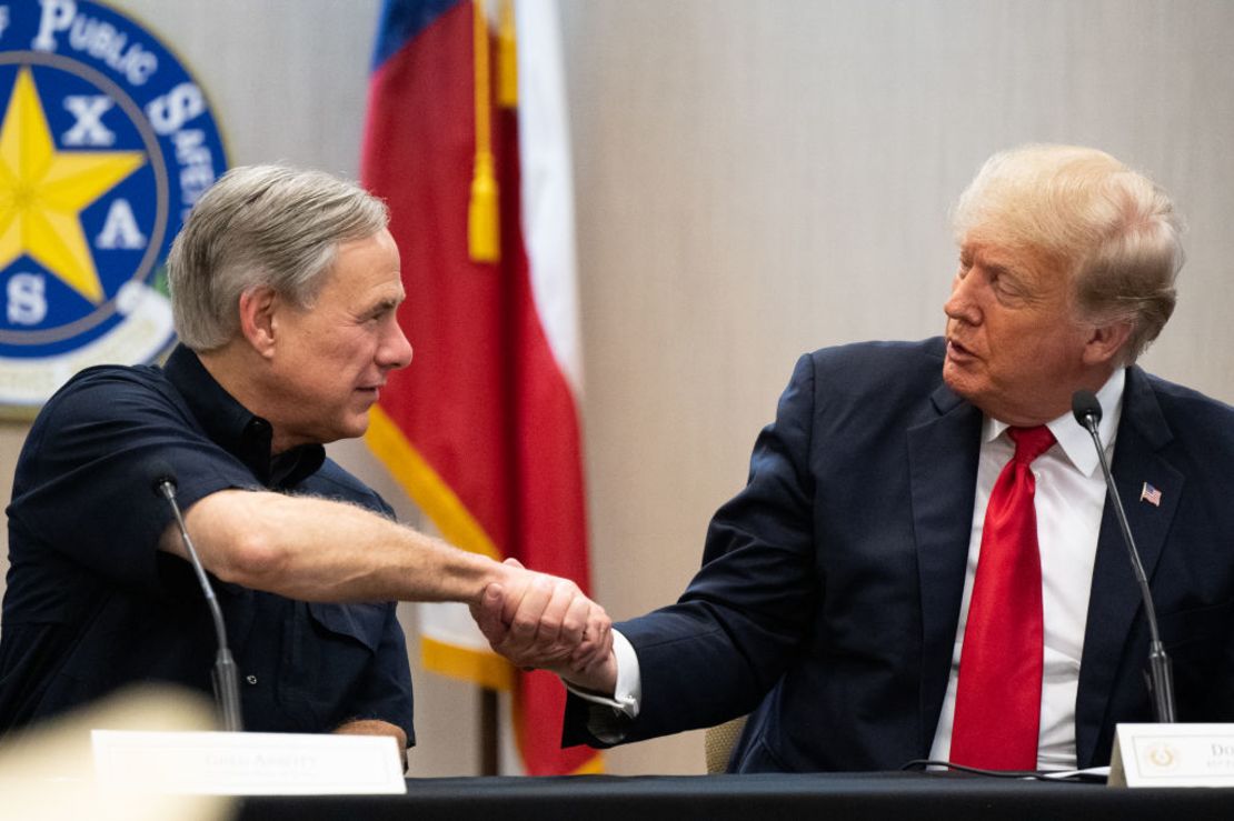 Greg Abbott y Donald Trump el 30 de junio en Weslaco, Texas. Crédito: Brandon Bell/Getty Images