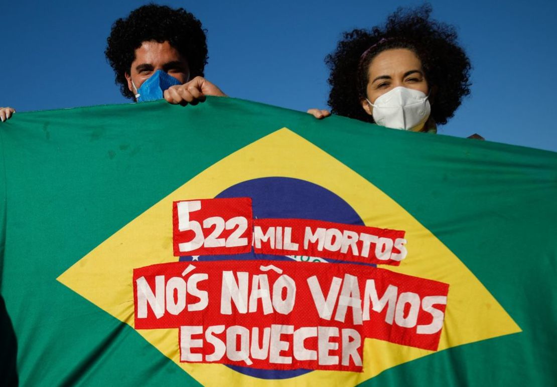 "522.000 muertos: no vamos a olvidar", dice una pancarta en las protestas contra el gobierno de Jair Bolsonaro en Brasilia el 3 de julio de 2021.