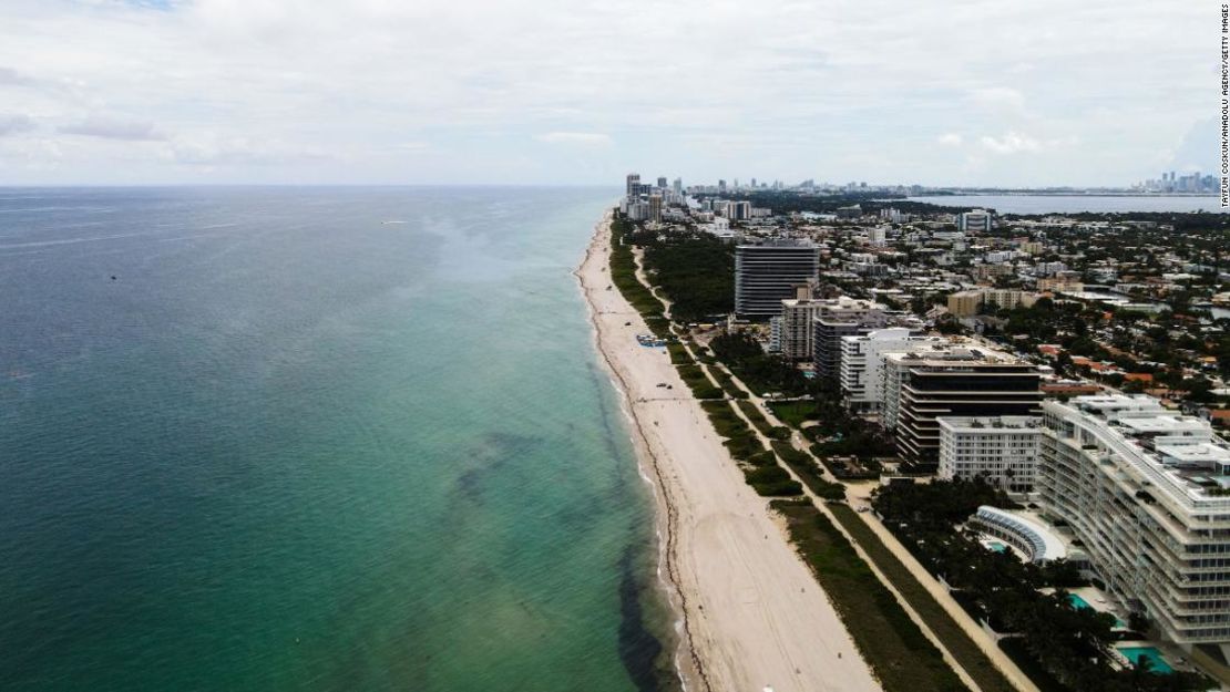 Vista aérea de la playa de Surfside.