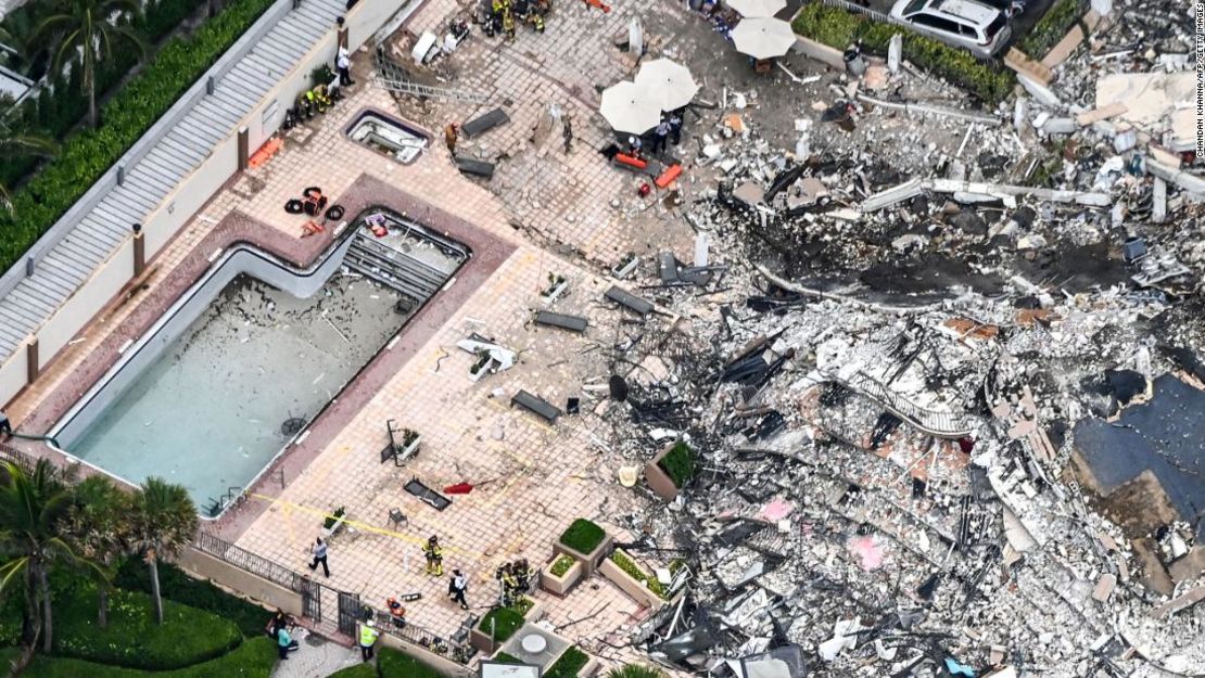 Foto aérea del derrumbe del edificio.