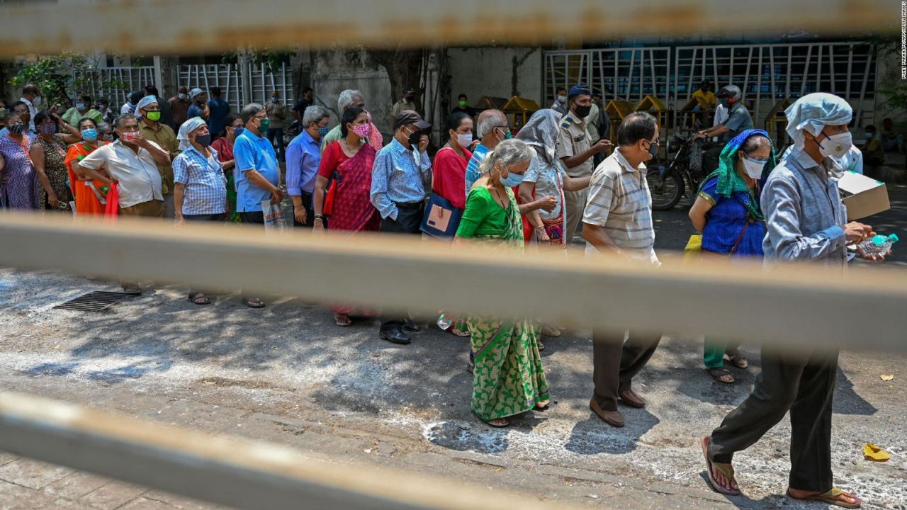 CNNE 1026070 - inyectan agua y no vacuna a miles de personas en india