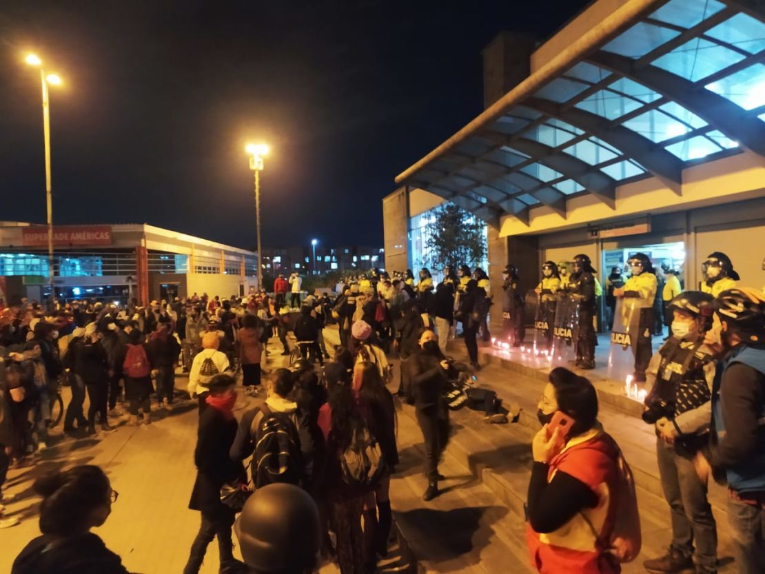 La Policía de Bogotá custodia las instalaciones del Portal Américas, rebautizado por los manifestantes como "Portal de la Resistencia" en el suroccidente de Bogotá.