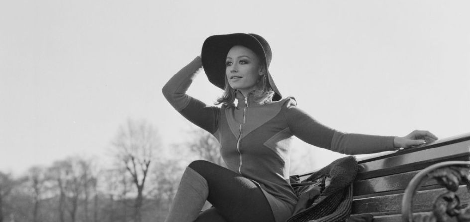 Raffaella Carrá posa en un parque de Londres, Inglaterra, el 17 de enero de 1972.