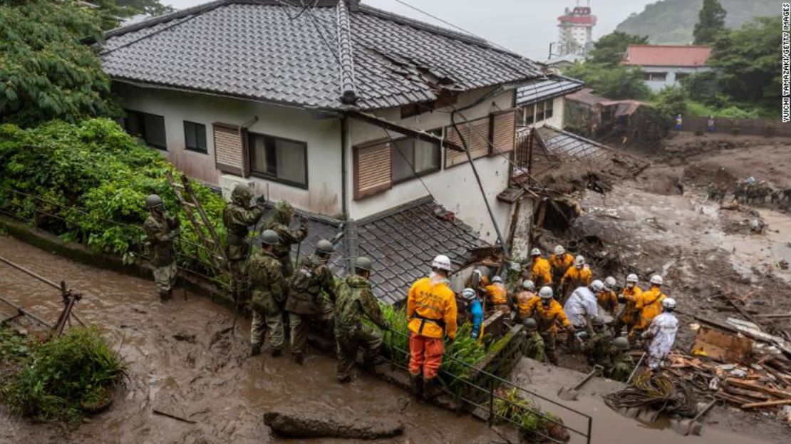 Los equipos de rescate buscan a personas desaparecidas en el lugar donde se produjo un deslizamiento de lodo el 4 de julio de 2021 en Atami, Shizuoka, Japón.