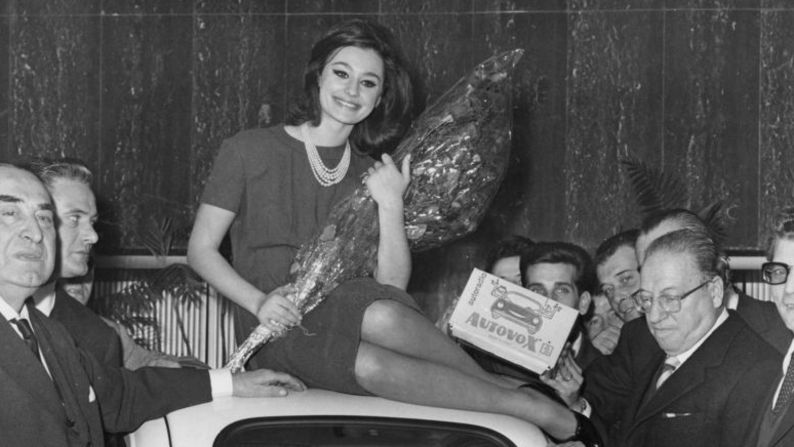 La cantante y actriz italiana Raffaella Carrá presenta la matrícula número 700.000 en Roma, el 16 de enero de 1964. Mira en esta galería otros hitos en la carrera de la artista que falleció a los 78 años.
