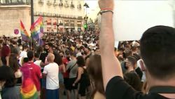 CNNE 1026355 - indignacion en espana por muerte de joven gay tras paliza