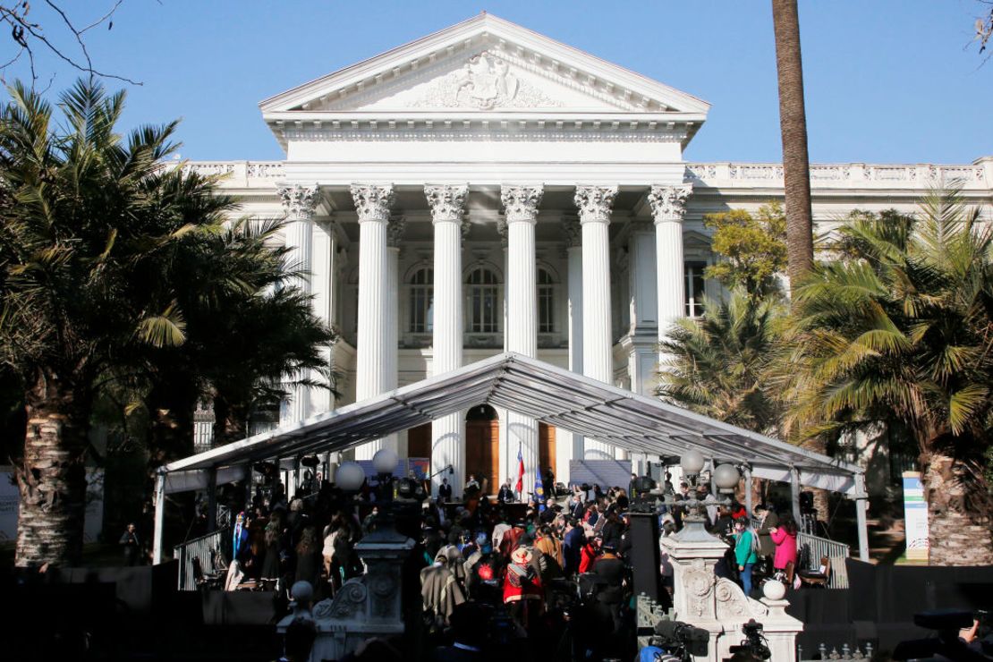 Personas reunidas el 4 de julio frente al Palacio del ex Congreso Nacional de Chile, que alberga a la Convención Constitucional.