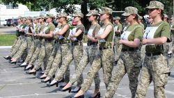 CNNE 1026597 - redoblan defensa de mujeres soldados marchando en tacones