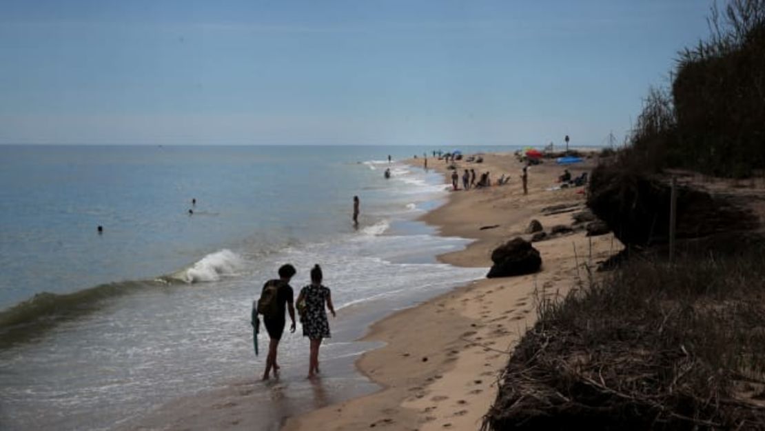 Una pareja camina por la orilla de Coast Guard Beach en Eastham en Cape Cod. Craig F. Walker / The Boston Globe / Getty Images