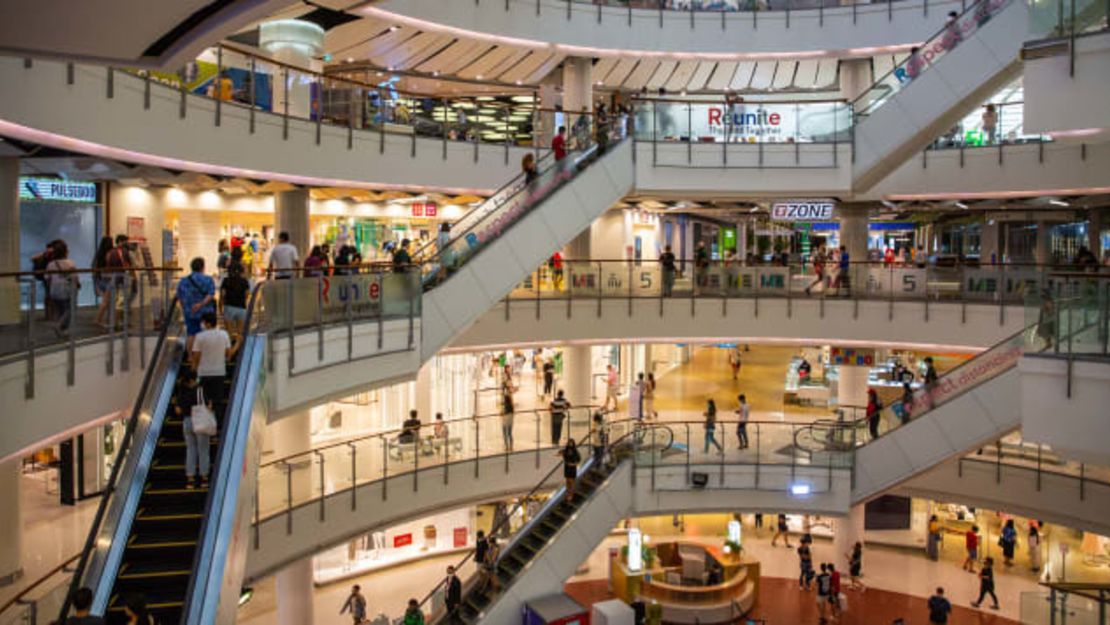 Puedes retirarte a centros comerciales de destino como CentralWorld en Bangkok y pasar un día completo en el interior y nunca aburrirte. Lauren DeCicca / Getty Images