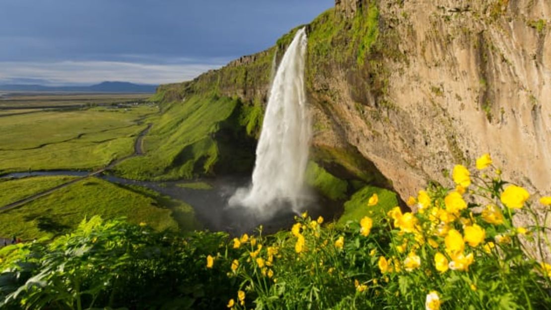 La cascada de Seljalandsfoss es una vista espectacular en el sur de Islandia. Sven-Erik Arndt / Arterra / Universal Images Group / Getty Images