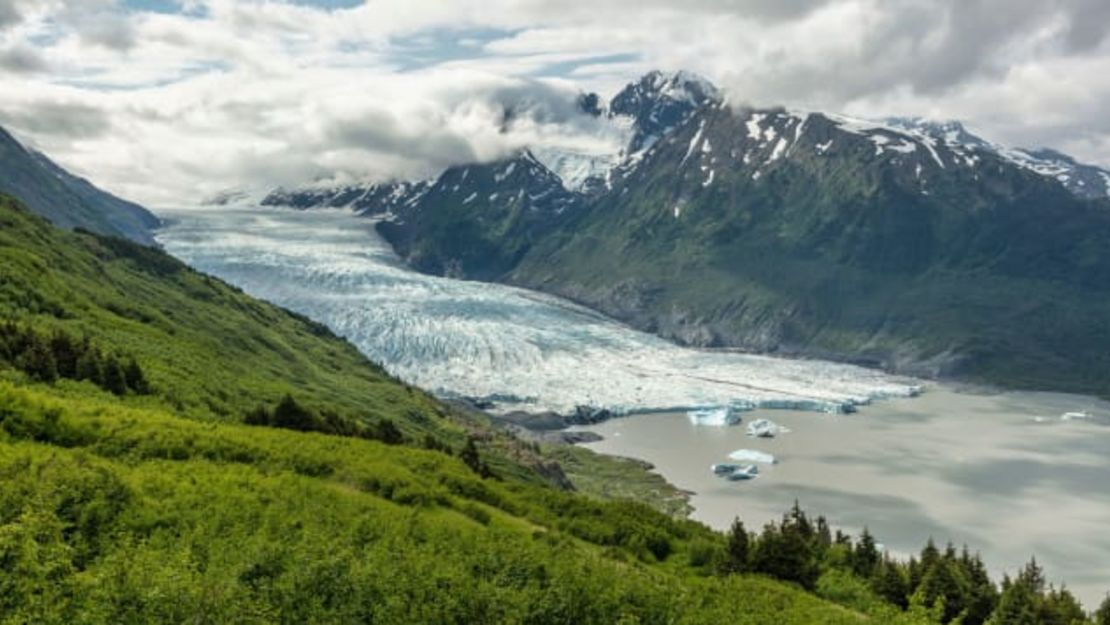 Una vista genial: el glaciar Spencer en el bosque nacional de Chugach. Ray Bulson/Alamy