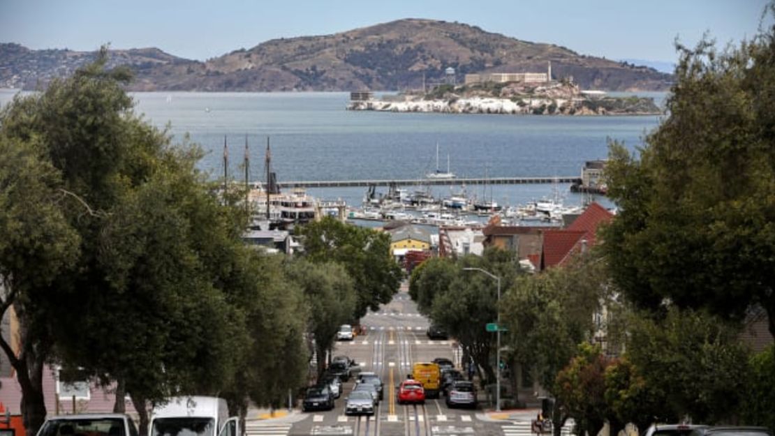 La isla de Alcatraz se puede ver desde el barrio de Russian Hill en San Francisco. Brontë Wittpenn / The San Francisco Chronicle / Getty Images