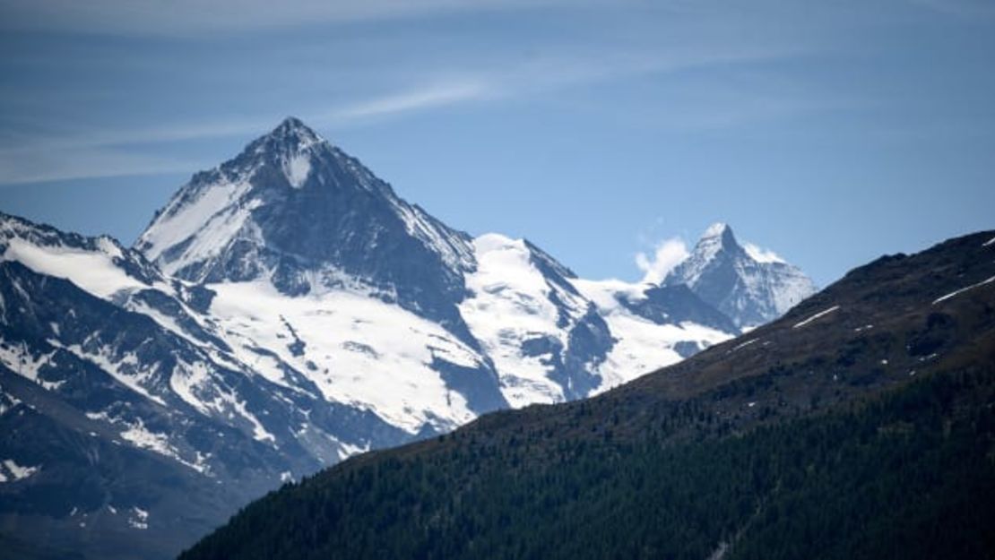 La Suiza montañosa siempre ofrece un lugar fresco en algún lugar. Dent Blanche está al lado del Matterhorn en los Alpes suizos. Fabrice Coffrini / AFP / Getty Images