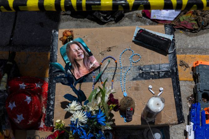La fotografía de una de las personas desaparecidas junto a otros elementos y una vela con la que se la homenajea.