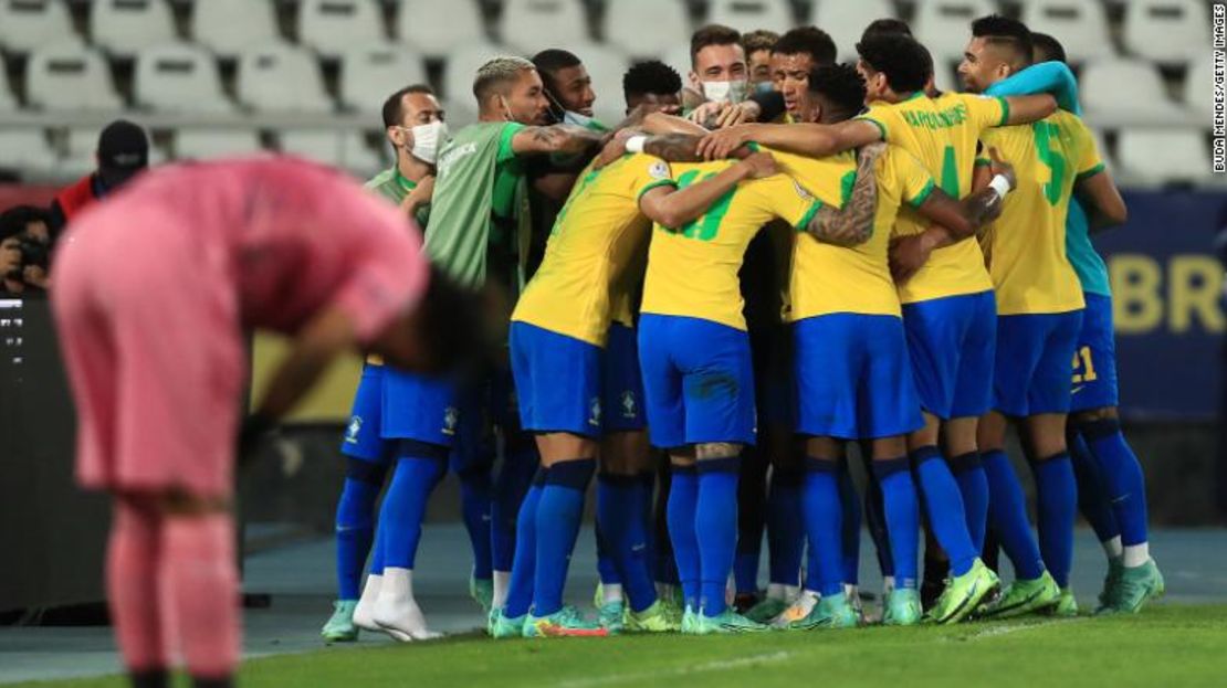 Brasil celebra su pase a la final, donde se enfrentará a Argentina o a Colombia el domingo.