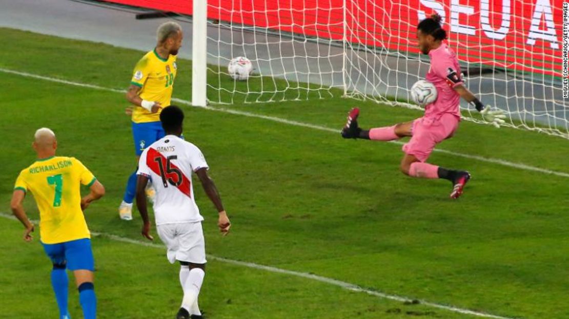 Pedro Gallese realizó paradas clave durante todo el partido, a pesar de la derrota de su equipo.