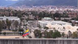 CNNE 1027129 - mira la demolicion de un edificio en colombia