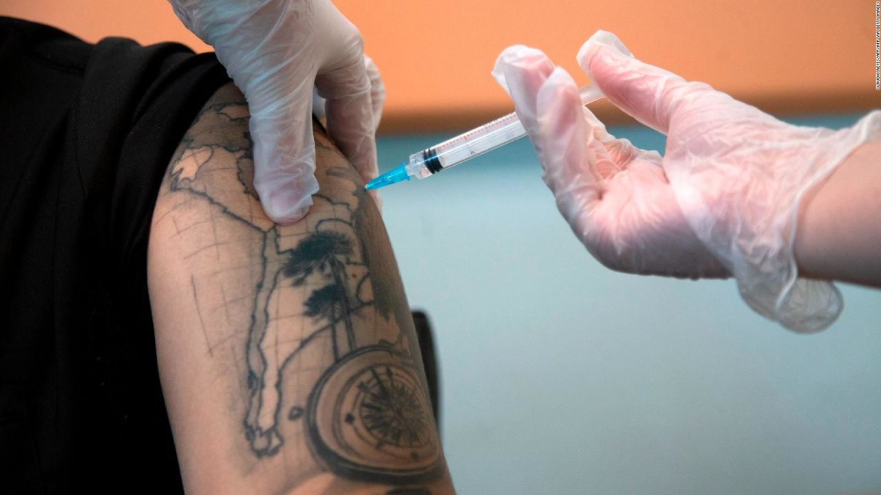 La enfermera registrada Sue Dillon administra una dosis de la vacuna Pfizer a Francisco Lozano en una clínica de vacunación  en Wilmington, California. Los casos de covid-19 están aumentando en todo el sur de California.