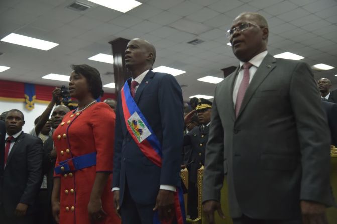 Jovenel Moïse el día de su toma de posesión como presidente de Haití junto a su predecesor, Jocelerme Privert.