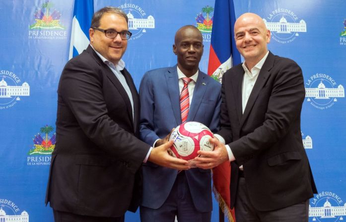 Jovenel Moise junto al vicepresidente de la FIFA; Victor Montagliani (Izq.) y el presidente de la entidad, Gianni Infantino, durante una conferencia de prensa en 2017, en Puerto Príncipe.