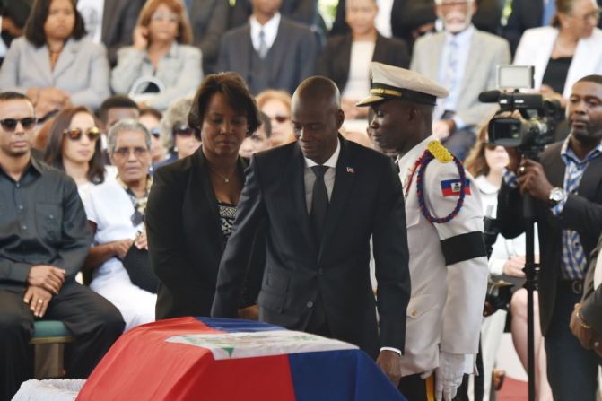 Jovenel Moise junto a la primera dama, Marie Martine Moïse, durante el velatorio del expresidente de Haití Rene Preval en diciembre de 2017.