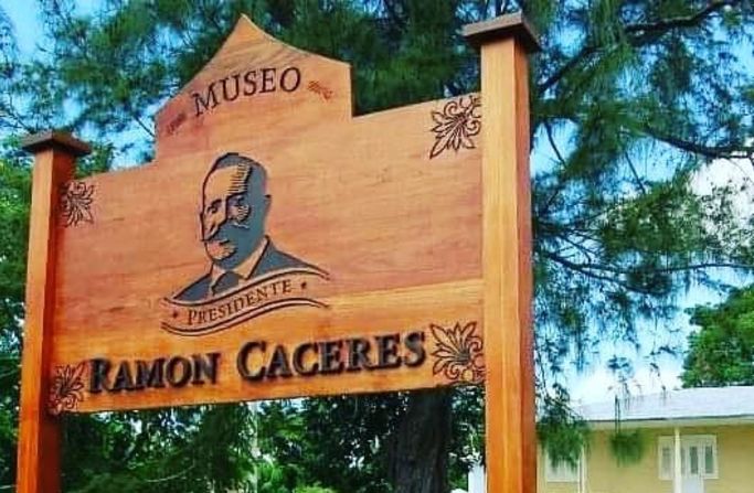 La entrada del Museo Presidente Ramón Cáceres, que tiene como misión "rescatar la figura tanto histórica como de valores familiares y patrióticos" del mandatario de la República Dominicana, asesinado el 19 de noviembre de 1911.
