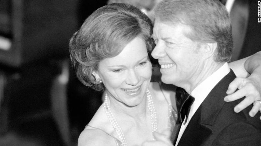 El presidente Jimmy Carter y su esposa Rosalynn dirigen a sus invitados en el baile anual de Navidad del Congreso en la Casa Blanca en diciembre de 1978.