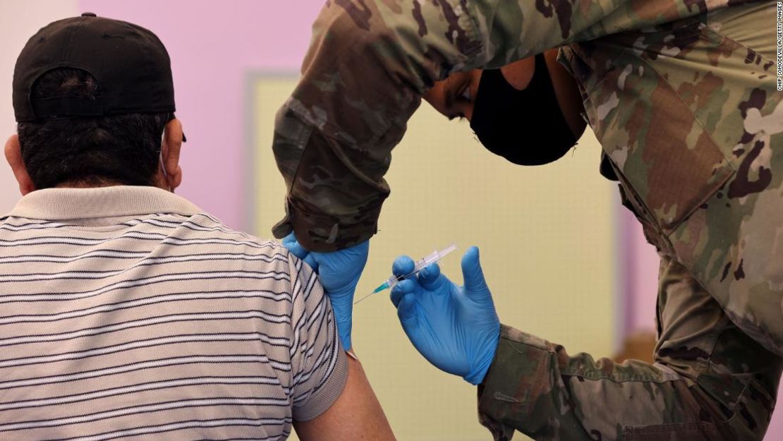 El sargento de la Guardia Nacional de Maryland, Jason Grant, administra la vacuna Moderna contra el coronavirus en el Centro de Bienvenida CASA el 21 de mayo de 2021 en Wheaton, Maryland.