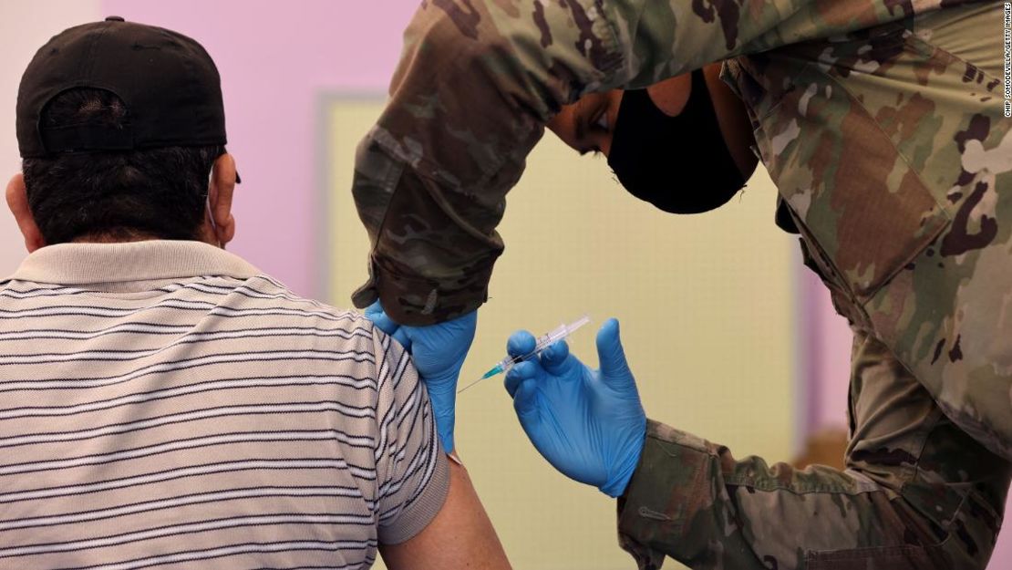 El sargento de la Guardia Nacional de Maryland, Jason Grant, istra la vacuna Moderna contra el coronavirus en el Centro de Bienvenida CASA el 21 de mayo de 2021 en Wheaton, Maryland.