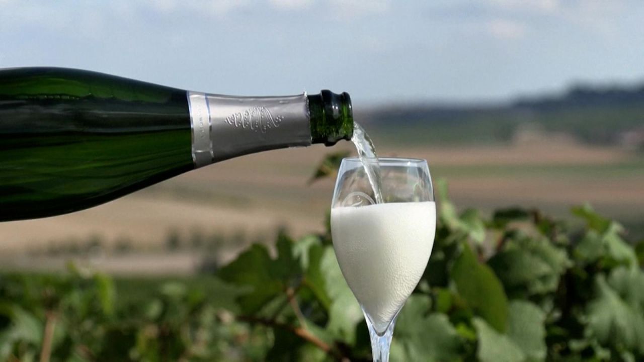 CNNE 1028075 - francia y rusia emprenden "espumosa guerra" por champan
