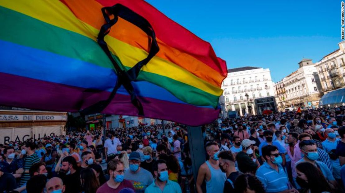 La bandera del arco iris con una cinta negra ondea durante una protesta por la muerte de Samuel Luiz en la Puerta del Sol, en el centro de Madrid, el lunes 5 de julio.