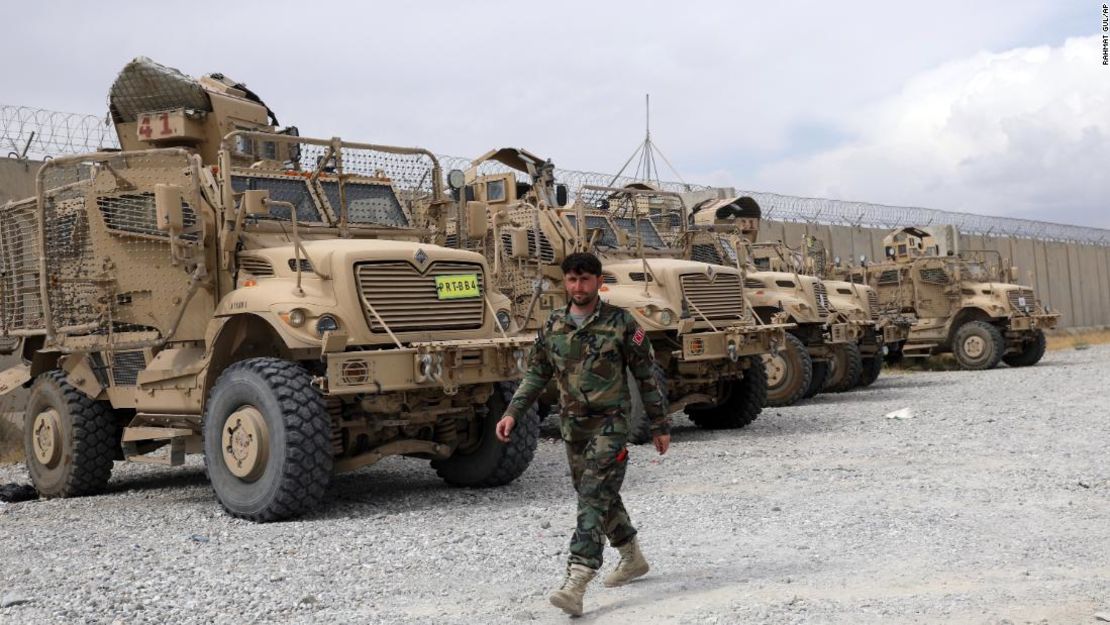 Un soldado del ejército afgano camina al lado de vehículos MRAP dejados por los militares estadounidenses tras su retiro de la base áerea Bagram en Afganistán, el 5 de julio.