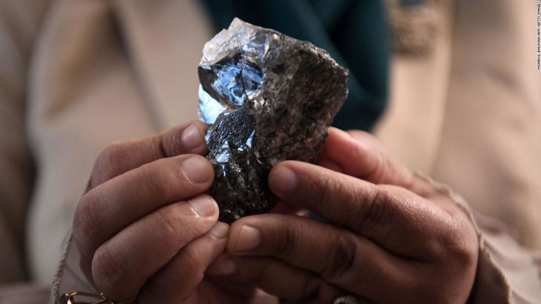 Un miembro del gabinete de Botswana sostiene un diamante de 1.174 quilates en Gaborone, Botswana. Crédito: Monirul Bhuiyan/AFP/Getty Images