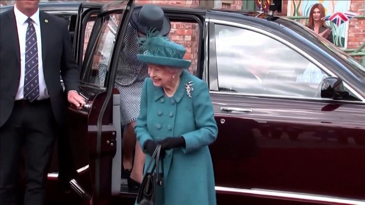 CNNE 1028641 - la reina isabel ii salio del palacio para ir a un pub