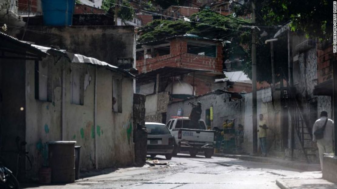 El gobierno del cuestionado presidente Nicolás Maduro no ha mencionado víctimas como resultado de los enfrentamientos. Activistas de derechos humanos en el área han dicho que al menos cuatro civiles murieron el miércoles y media docena han resultado heridos.