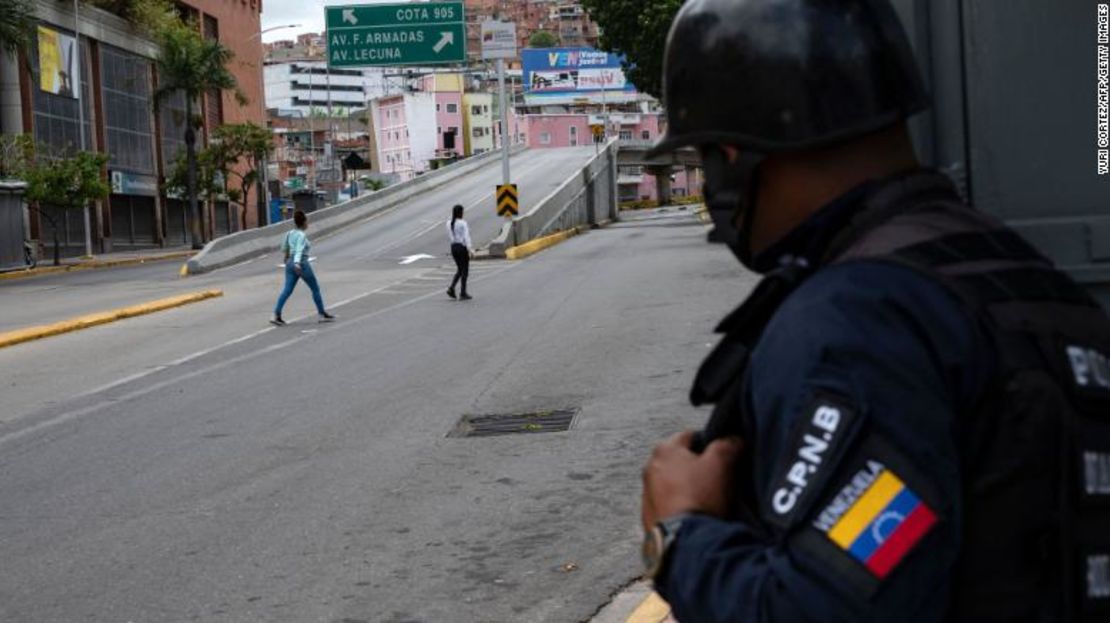 CNNE 1029033 - 210709060420-02-venezuela-caracas-gangs-fighting-police-07-08-2021-exlarge-169