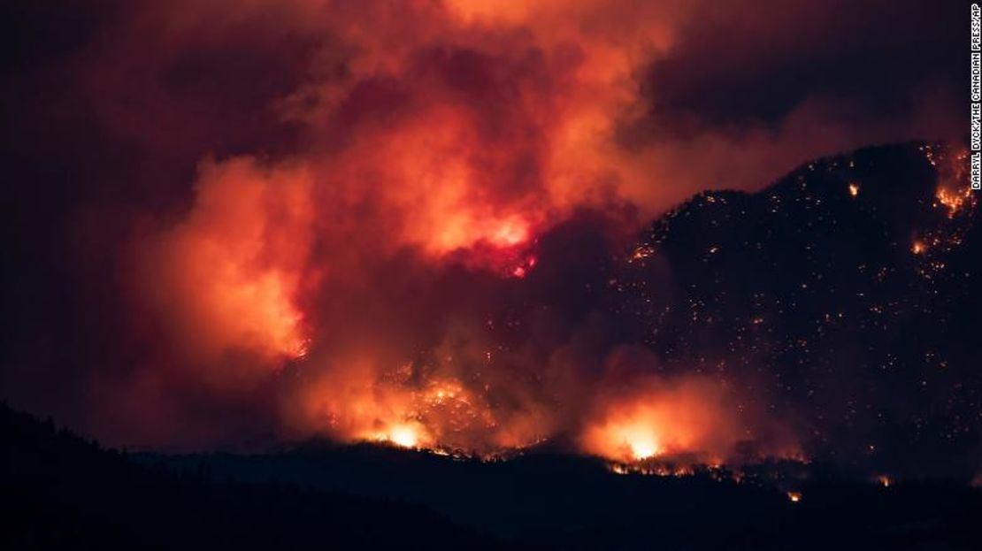 Un incendio forestal arde en la ladera de una montaña en Lytton, Columbia Británica, el 1 de julio.