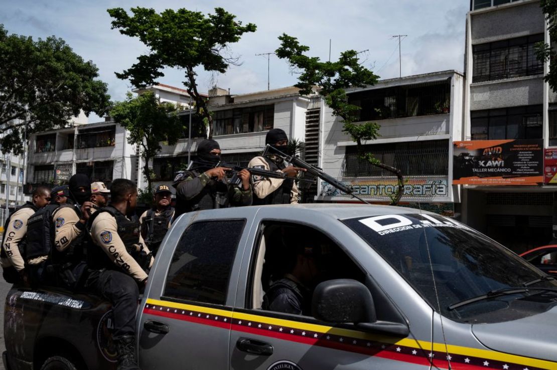 Integrantes de la Dirección de Inteligencia y Estrategia llegan a una avenida de Caracas durante enfrentamientos con una supuesta banda criminal en el barrio de La Cota 905 el 8 de julio de 2021.