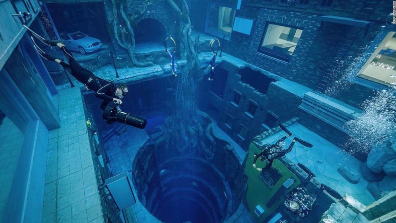 La piscina de buceo más profunda del mundo acaba de abrirse en Dubai.