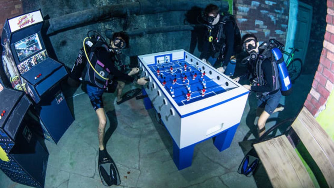 ¿En verdad has jugado foosball si no lo has hecho bajo el agua? Crédito: Deep Dive Dubai