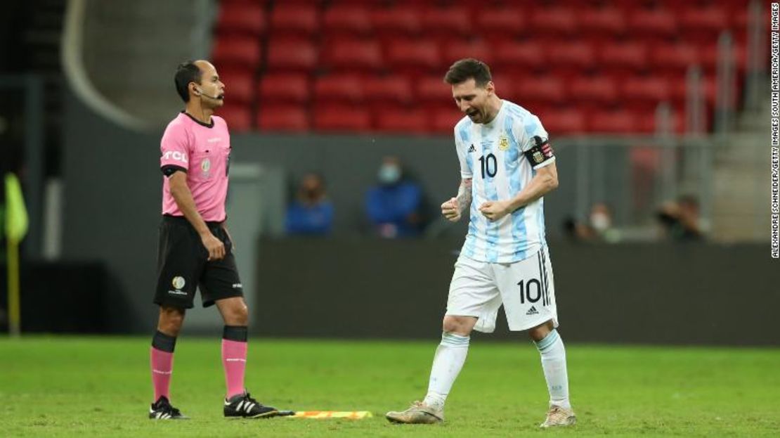 Messi celebra después de marcar su penalti durante la tanda de penaltis contra Colombia.