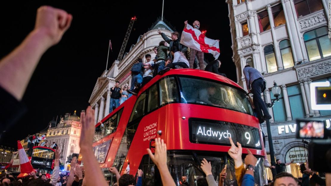 Ingleses celebran en Londres la clasificación de la selección a la final de la Eurocopa.