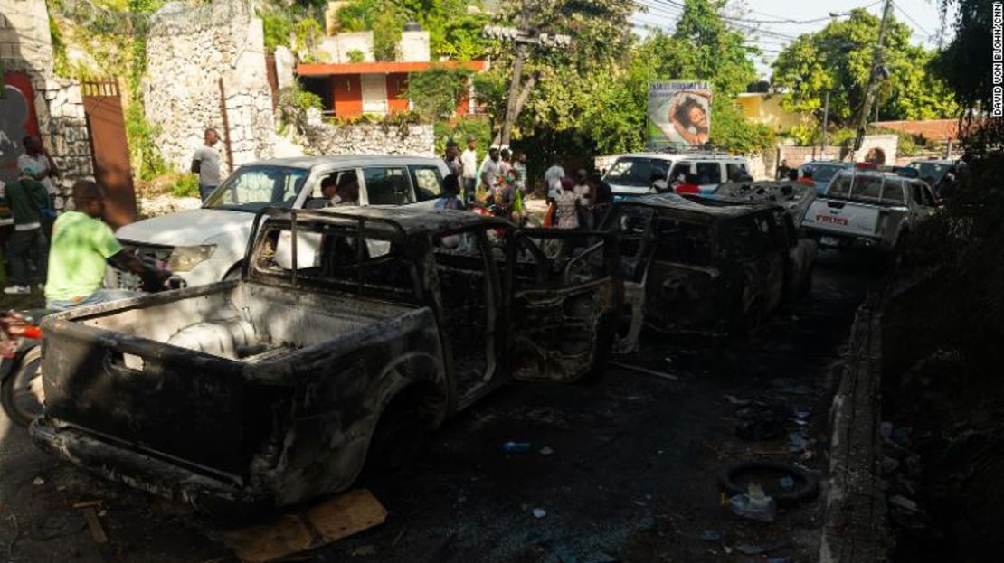 Los coches quemados se alinean en la calle cerca de la residencia del difunto presidente en Haití.