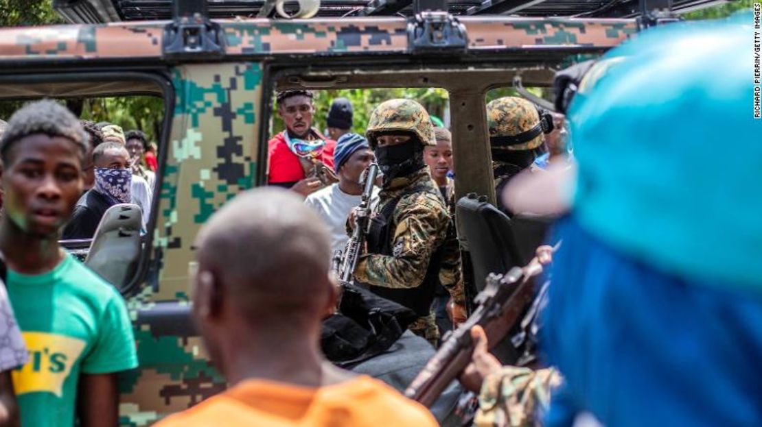 Un soldado patrulla el área cercana a la comisaría de policía de Petion Ville, donde la gente protesta después del asesinato del presidente haitiano.